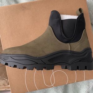 UO women’s sporty Chelsea boot size 8